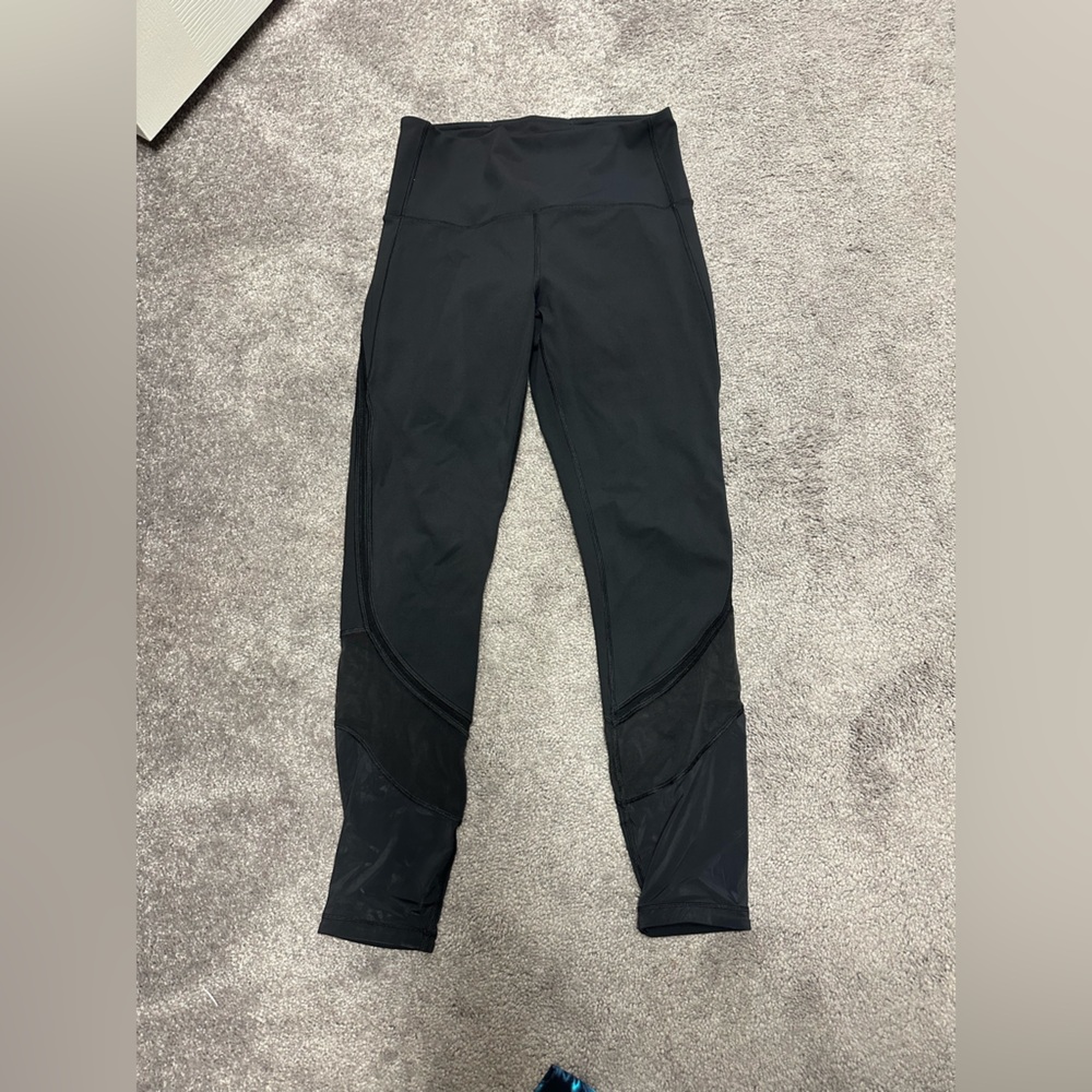 Lululemon HR leggings. 25”. Size 6. Mesh cutout